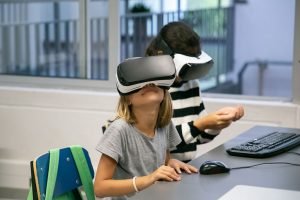 VRゴーグルは何歳から使える？VRが与える子どもの目への影響について